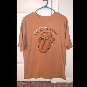 Super cute AE Rolling Stones Tee! fits more on the baggy side.